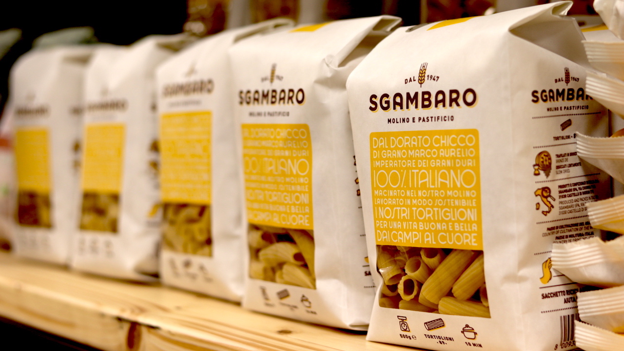 Confezioni di pasta Sgambaro sugli scaffali del supermercato