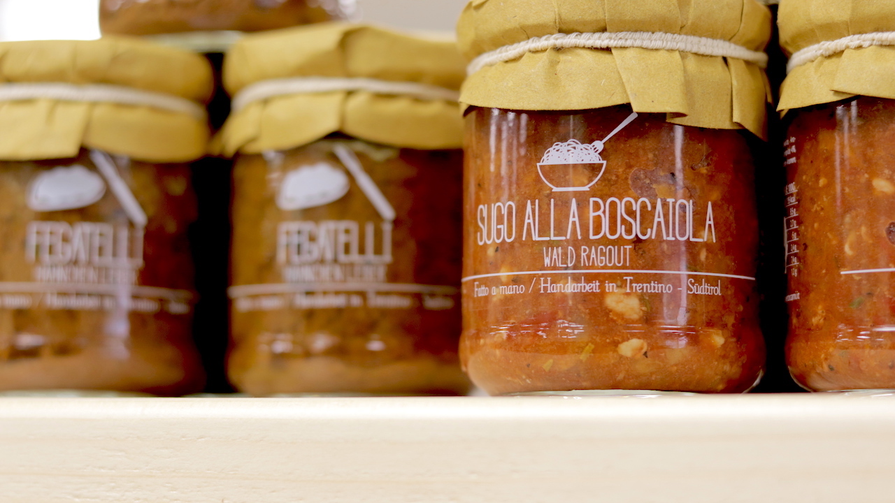 Sugo alla boscaiola sullo scaffale del supermercato