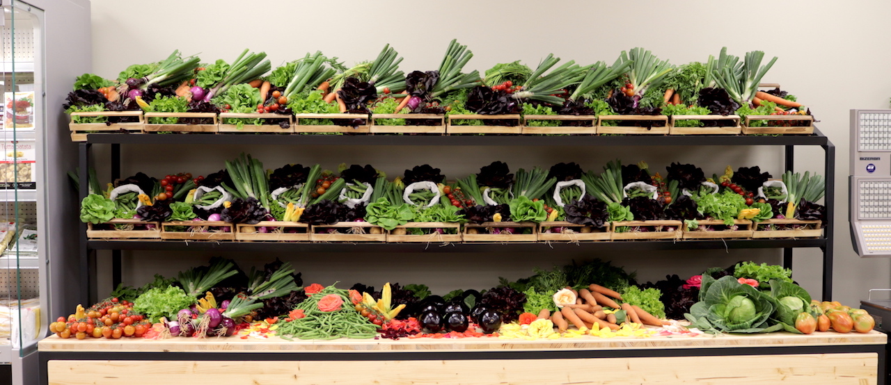 Bancone con frutta e verdura