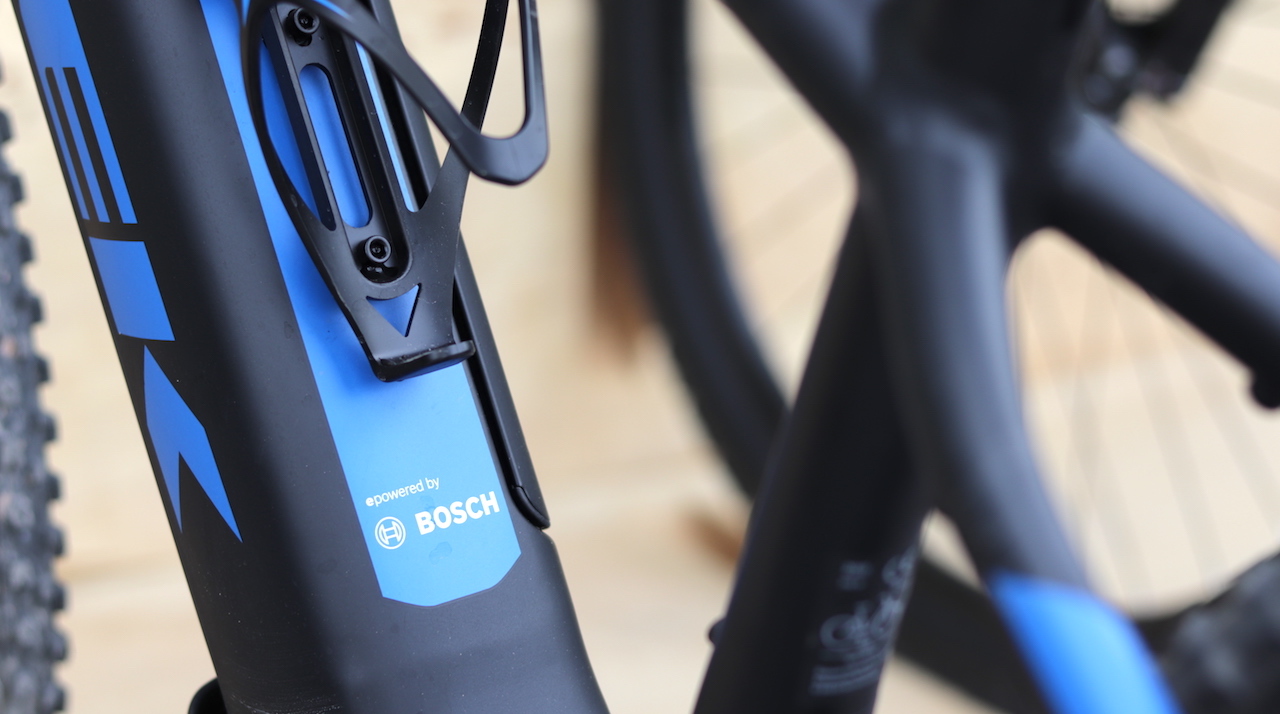 Dettaglio telaio della bicicletta con la scritta Bosch