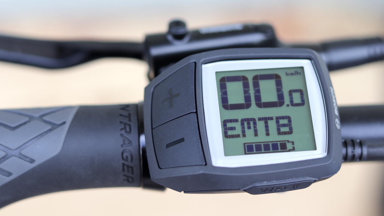 Dettaglio computer sul manubrio della bicicletta