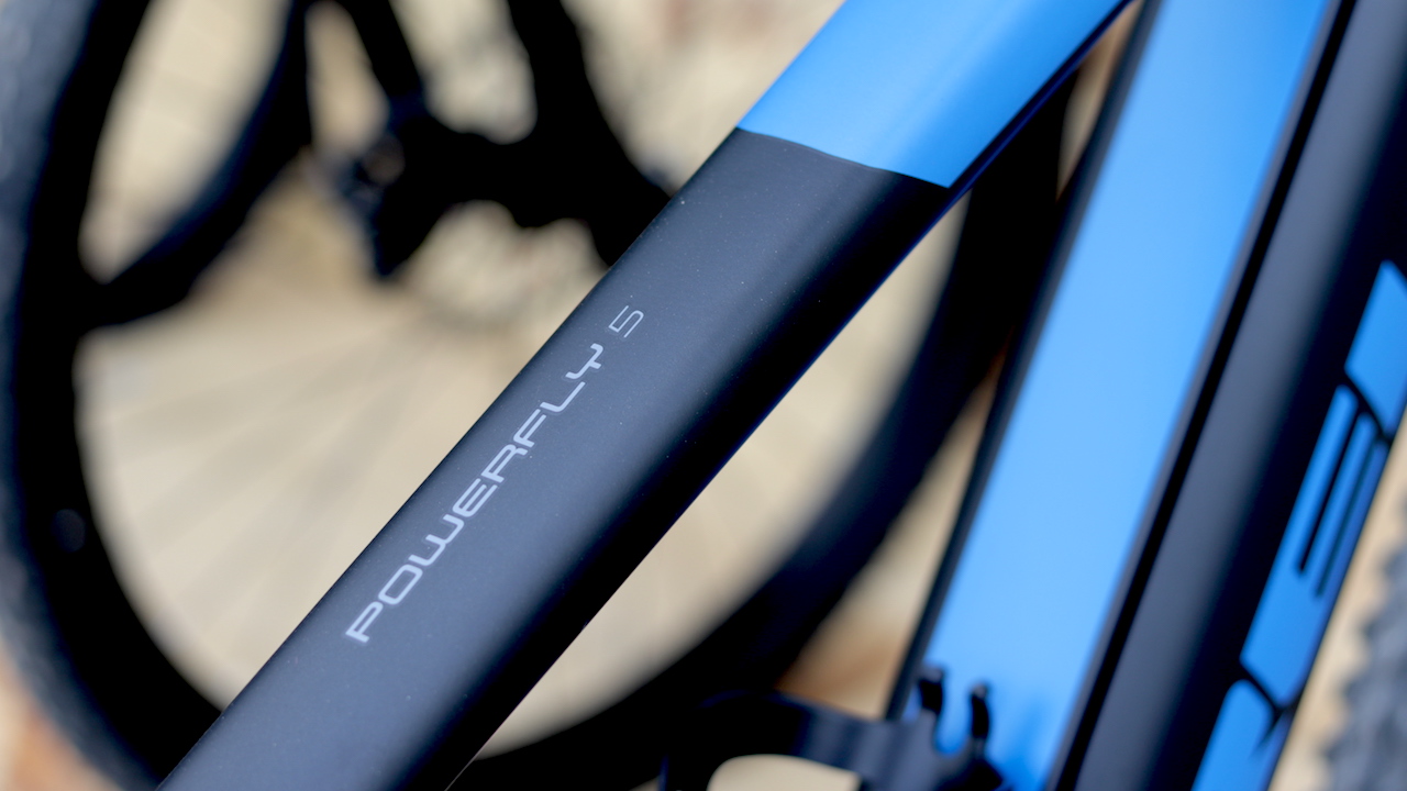Dettaglio telaio bicicletta con la scritta Powerfly 5