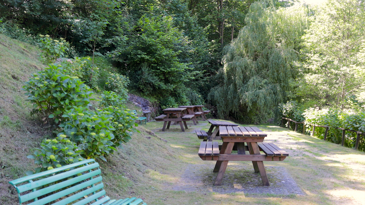 Tavoli e panchine in uno spazio verde dove poter pranzare