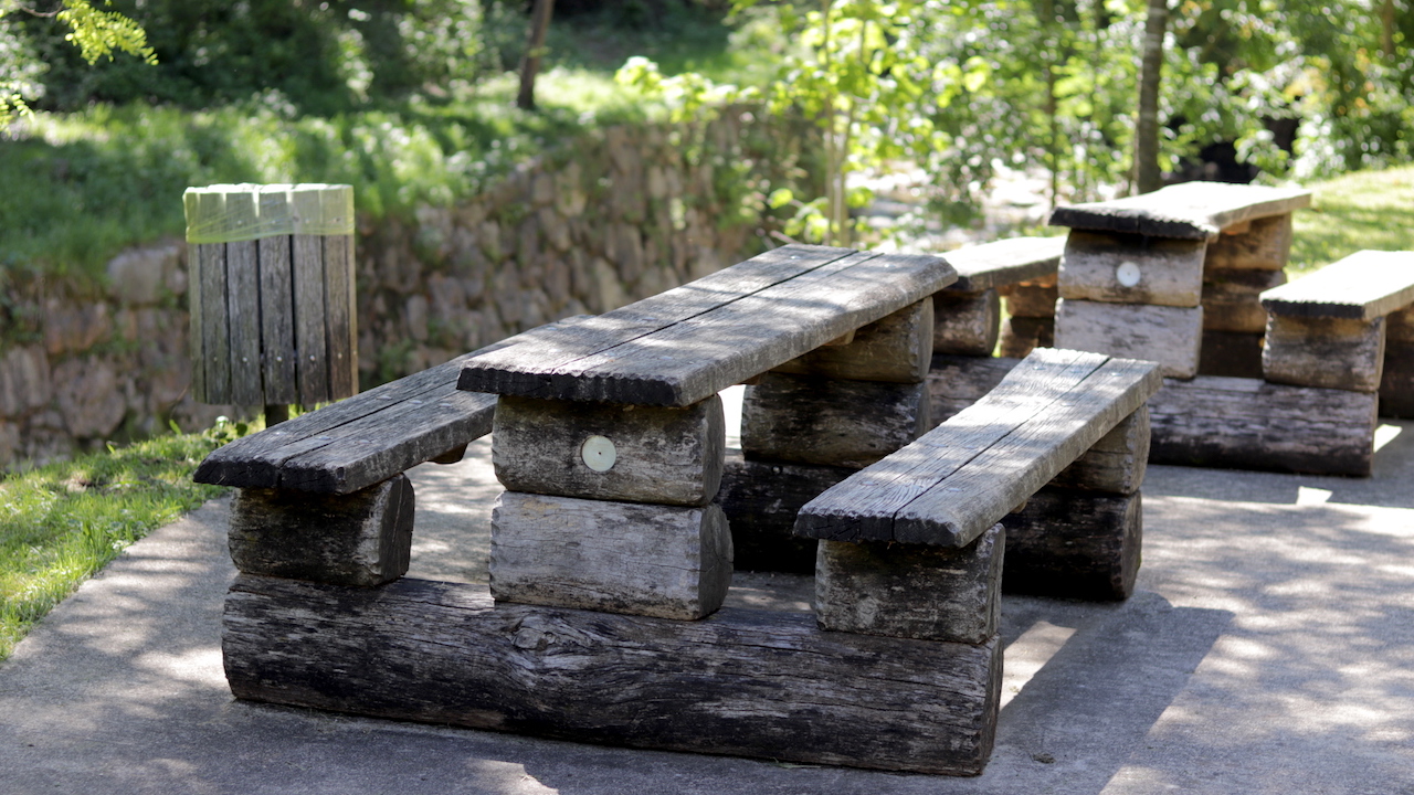 Tavoli e panchine di legno