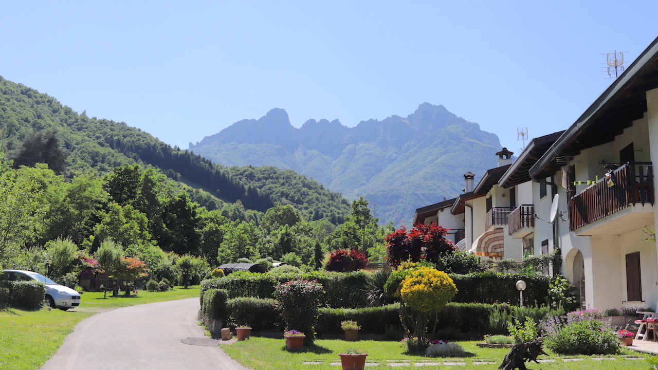 Paesaggio con vista del monte Pasubio