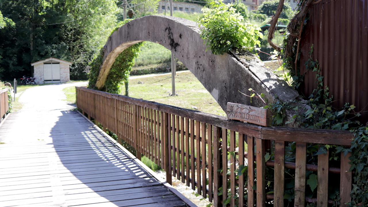 Ponte di legno lungo la via dell'Acqua