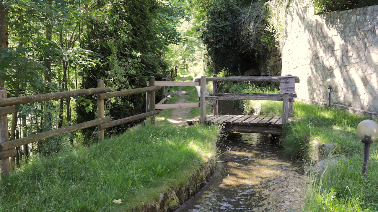 Ponticello di legno sul ruscello d'acqua